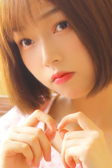 孙尚香站在凳子上辅导刘禅写作业